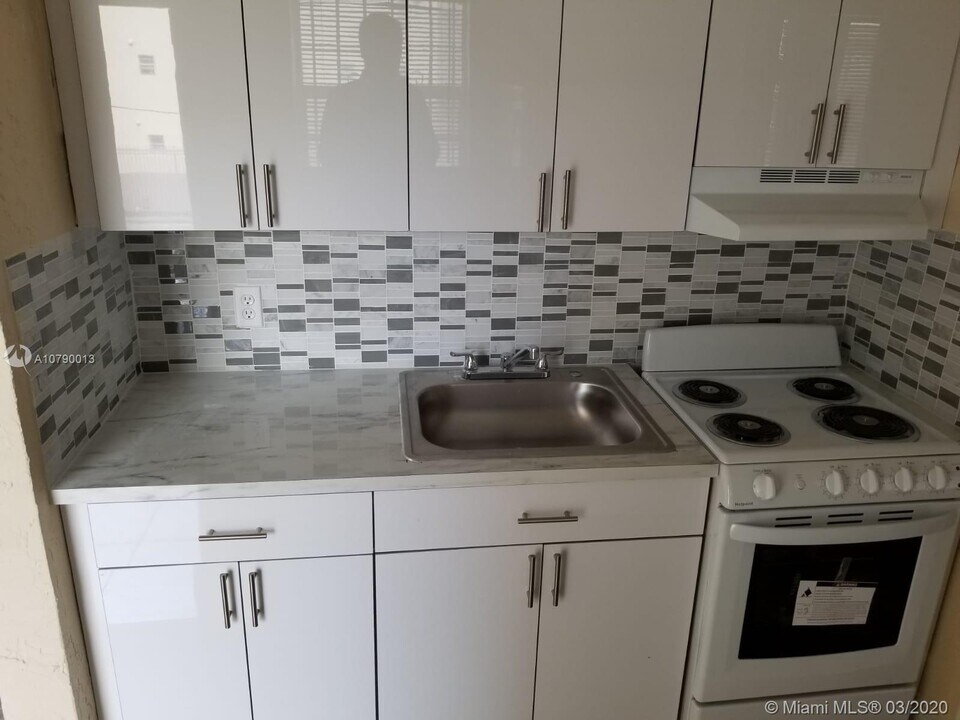 172 NW 12th St-Unit -2 in Miami, FL - Building Photo