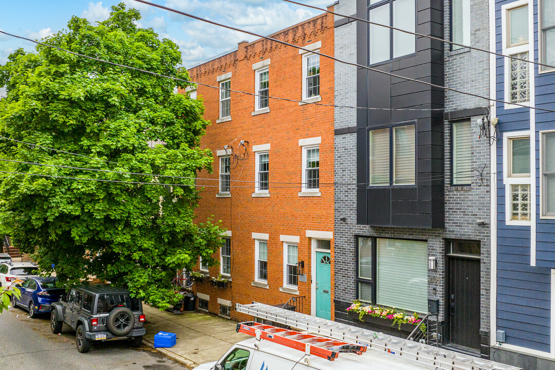 2107 Catharine St in Philadelphia, PA - Building Photo