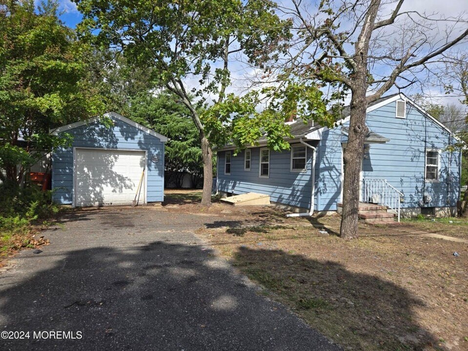 51 Locker St in Beachwood, NJ - Building Photo