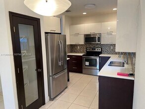 9952 NW 10th St in Miami, FL - Building Photo - Building Photo