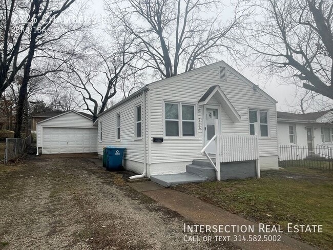 2326 Chambers Rd in St. Louis, MO - Foto de edificio - Building Photo