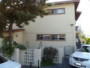 6852 Hazeltine Ave in Van Nuys, CA - Building Photo - Building Photo