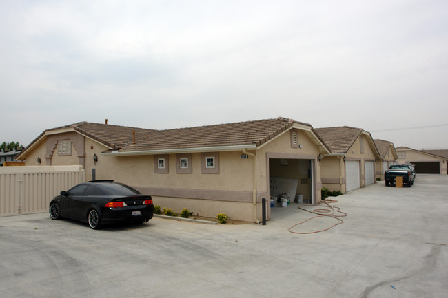 Twin Pines Apartments in Hesperia, CA - Building Photo - Building Photo