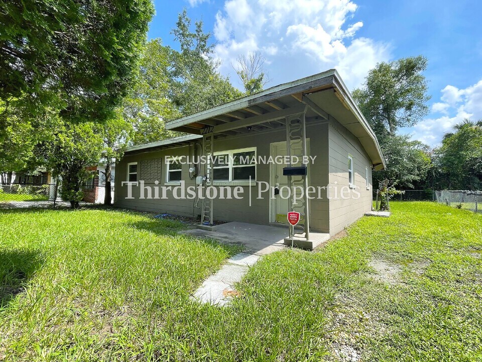 2212 W 12th St in Jacksonville, FL - Foto de edificio