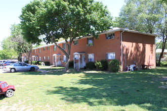 Castlewood Apartments in Pekin, IL - Building Photo - Building Photo