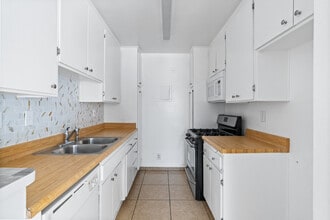 Burbank Villas in Sherman Oaks, CA - Foto de edificio - Interior Photo