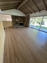9221 Rubio Ave in North Hills, CA - Foto de edificio - Building Photo