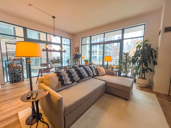 340 W Superior St in Chicago, IL - Building Photo - Building Photo