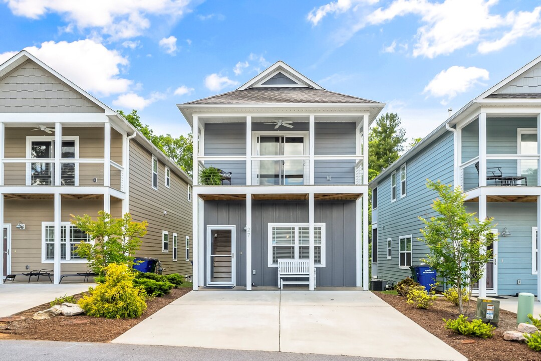 27 Water Pointe Way in Weaverville, NC - Building Photo