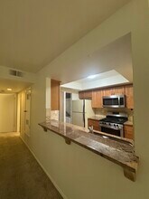 9408 Twin Trails Dr, Unit 106 in San Diego, CA - Foto de edificio - Building Photo