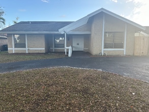 8208 SW 12th Pl in North Lauderdale, FL - Foto de edificio - Building Photo