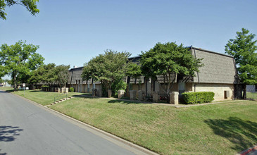 Town North Studio Apartments in Arlington, TX - Building Photo - Building Photo