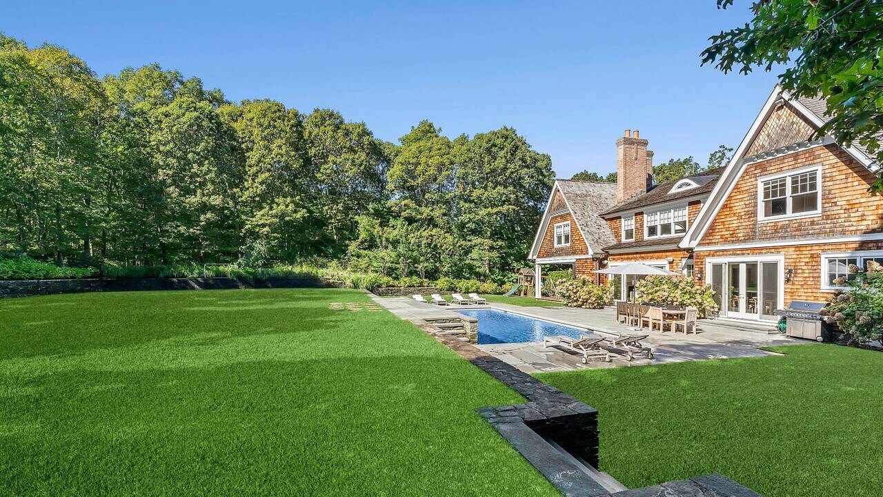 14 West Hills Ct in Southampton, NY - Building Photo