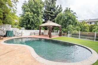 5326 Leghorn Ave in Van Nuys, CA - Foto de edificio - Building Photo