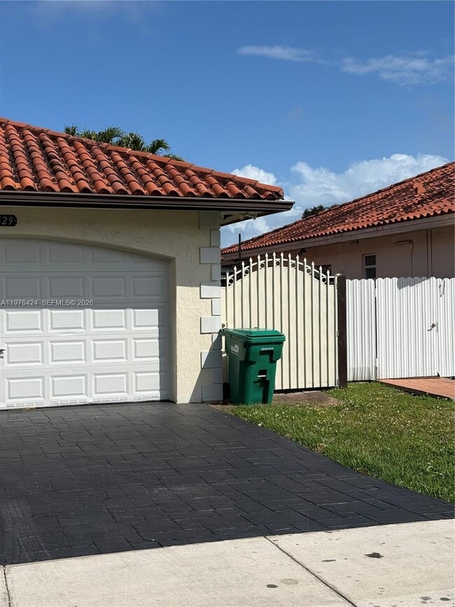18529 SW 97th Pl in Cutler Bay, FL - Building Photo - Building Photo
