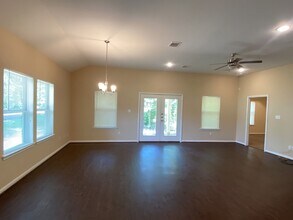 618 Shady Lake Dr in New Caney, TX - Foto de edificio - Building Photo