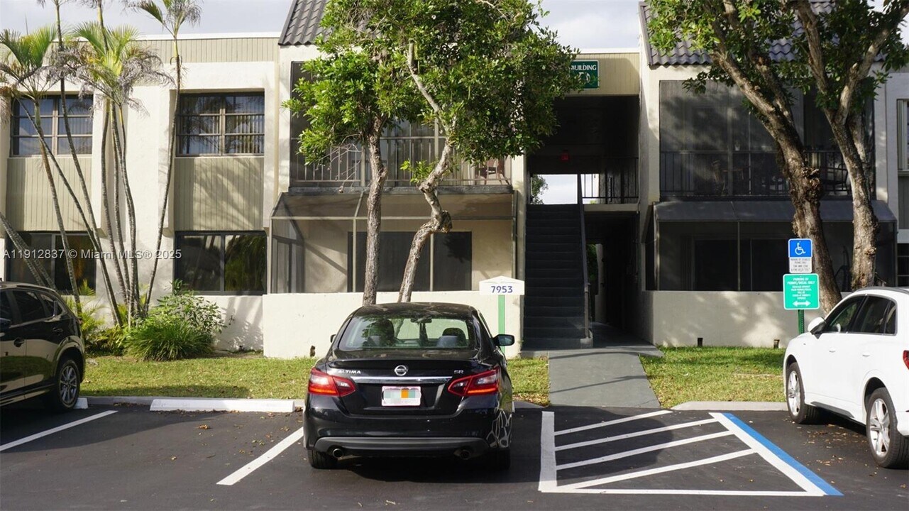 7953 SW 104th St in Miami, FL - Building Photo