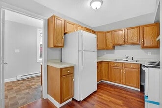 528 Broadway St in Chicopee, MA - Foto de edificio - Building Photo