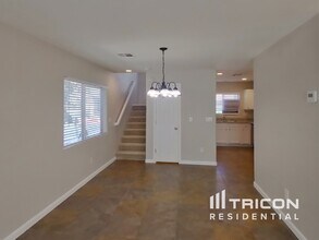 5253 Aurora Beam Ave in Las Vegas, NV - Foto de edificio - Building Photo