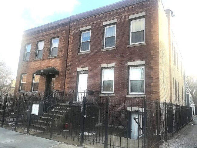 property at 2343 W Foster Ave