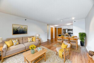 Pondview Apartments in Maplewood, MN - Building Photo