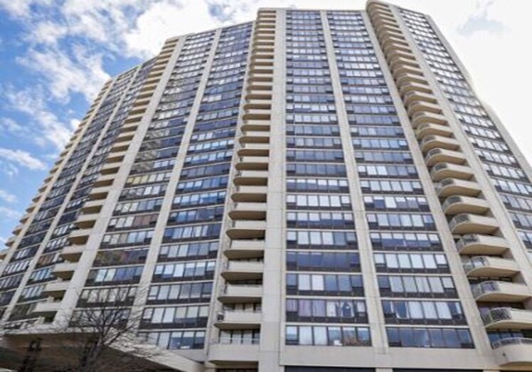 3930 N Pine Grove Ave in Chicago, IL - Building Photo
