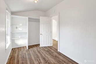 606 E Orange Ave, Unit 3 in Burlington, WA - Building Photo - Building Photo