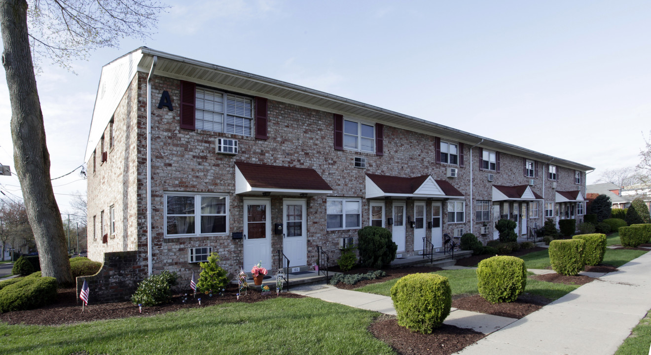 200 W Main St in Maple Shade, NJ - Building Photo