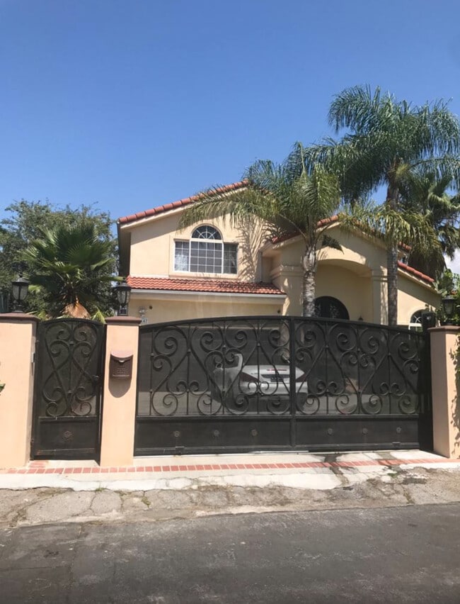 12147 Miranda St in Valley Village, CA - Foto de edificio - Building Photo