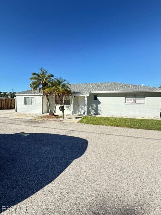 3936 Northside Cir in North Fort Myers, FL - Building Photo