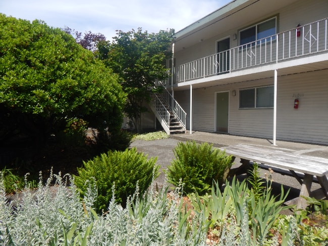 21011 67th Ave W, Unit 8 in Lynnwood, WA - Foto de edificio - Building Photo