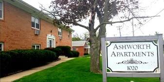Ashworth Manor in West Des Moines, IA - Building Photo