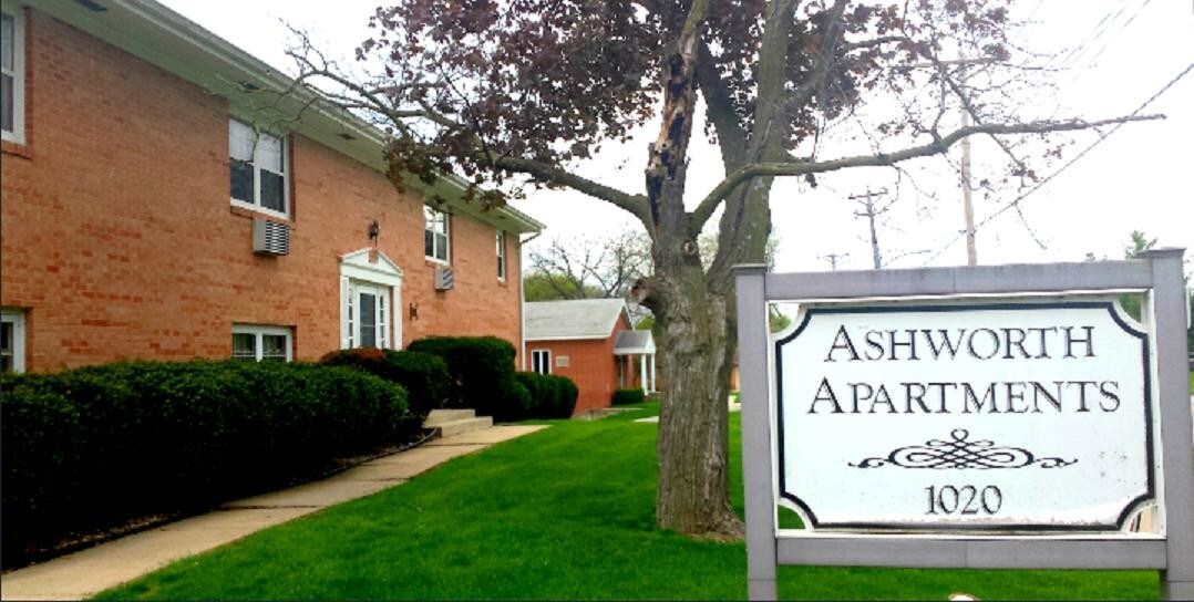 Ashworth Manor in West Des Moines, IA - Foto de edificio