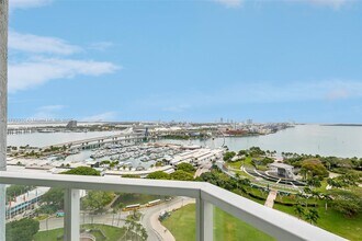 244 Biscayne Blvd in Miami, FL - Foto de edificio - Building Photo