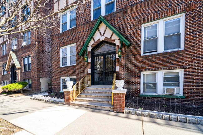 63 W 39th St in Bayonne, NJ - Building Photo - Building Photo