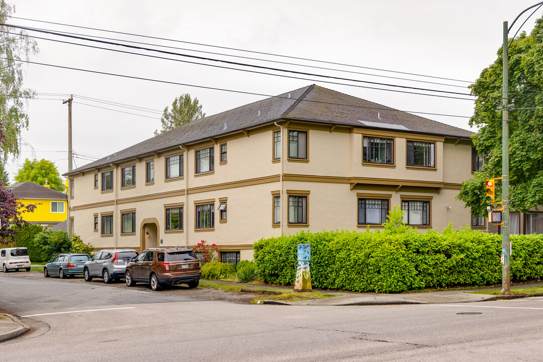 2625 Tolmie St in Vancouver, BC - Building Photo