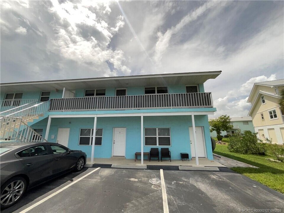 661 Hernando St in Fort Pierce, FL - Foto de edificio