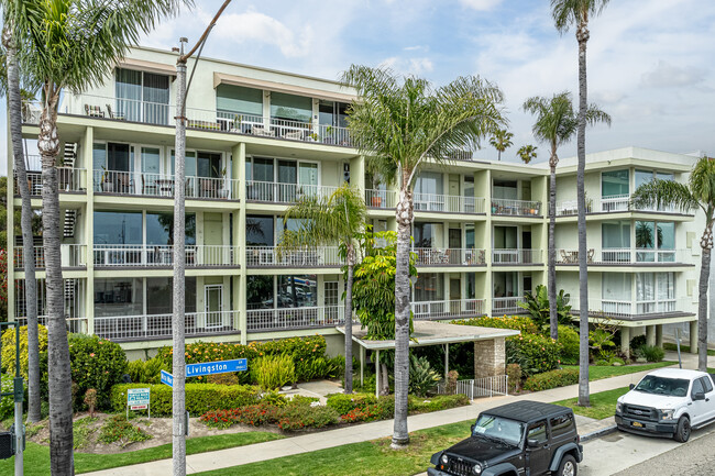 3901 E Livingston Dr in Long Beach, CA - Foto de edificio - Building Photo