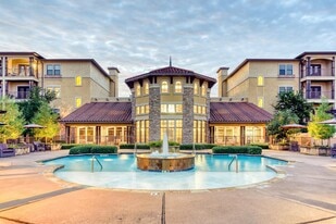 Aventine at Kessler Park in Dallas, TX - Building Photo