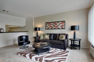 Villa Pacific Townhomes in Westminster, CA - Building Photo - Building Photo