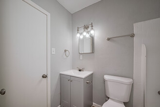 Mangum Oaks in Houston, TX - Building Photo - Building Photo