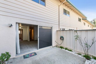 1358 Terra Nova Blvd in Pacifica, CA - Foto de edificio - Building Photo