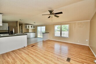 1000 Rd 5507 in Cleveland, TX - Foto de edificio - Building Photo