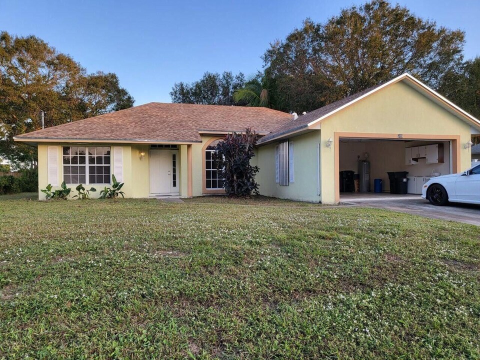 709 SW Aster Rd in Port St. Lucie, FL - Building Photo