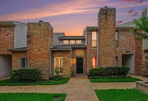 5913 Woodway Place Ct in Houston, TX - Building Photo