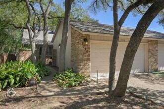 3718 Steck Ave in Austin, TX - Foto de edificio - Building Photo