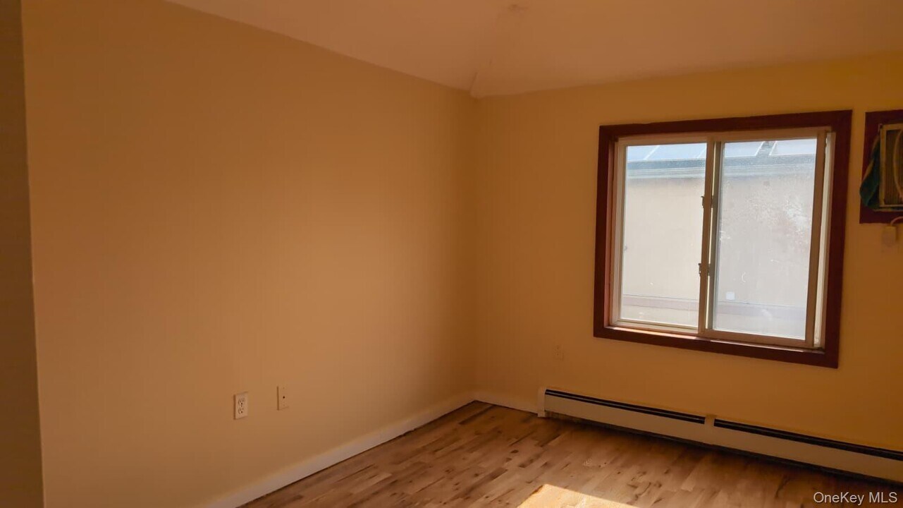 137-44 Thurston St in Queens, NY - Building Photo