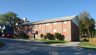 Safari Apartments in Omaha, NE - Building Photo