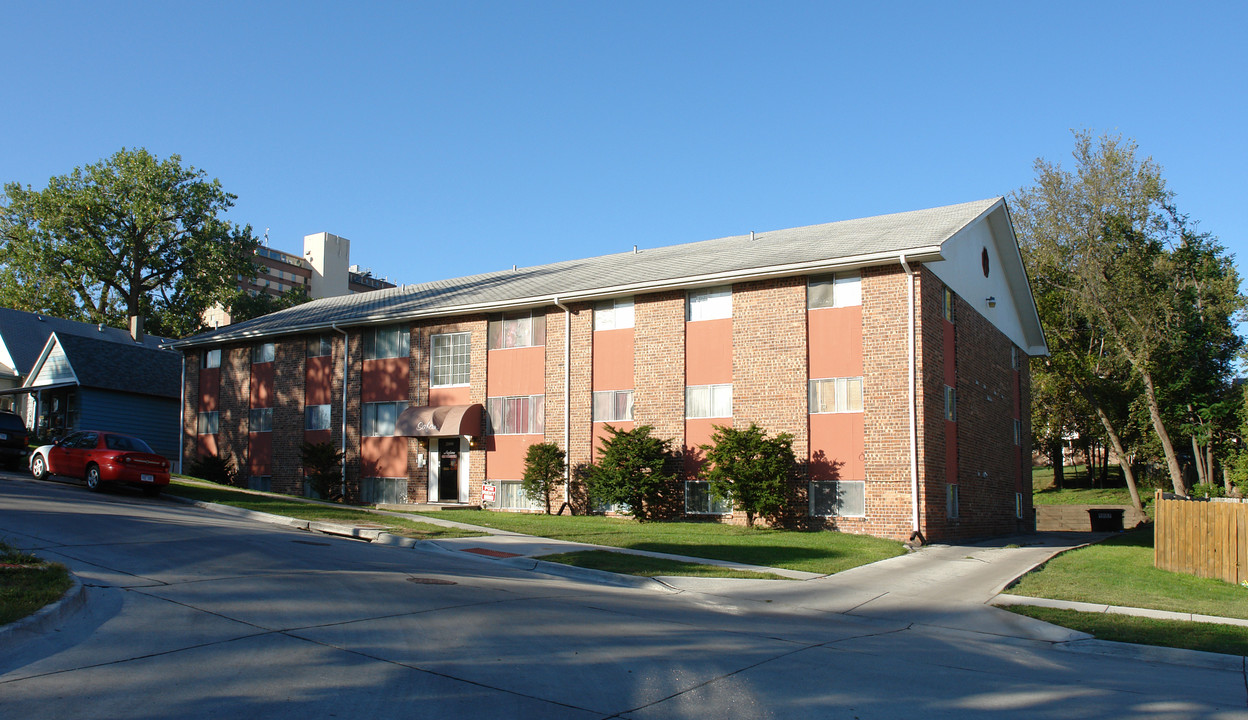 Safari Apartments in Omaha, NE - Building Photo