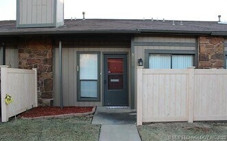 6173 S Zunis Ave, Unit A in Tulsa, OK - Building Photo